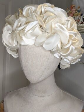 Vintage 60s Ivory Satin Flower Petal Hat United Hatters Union Made